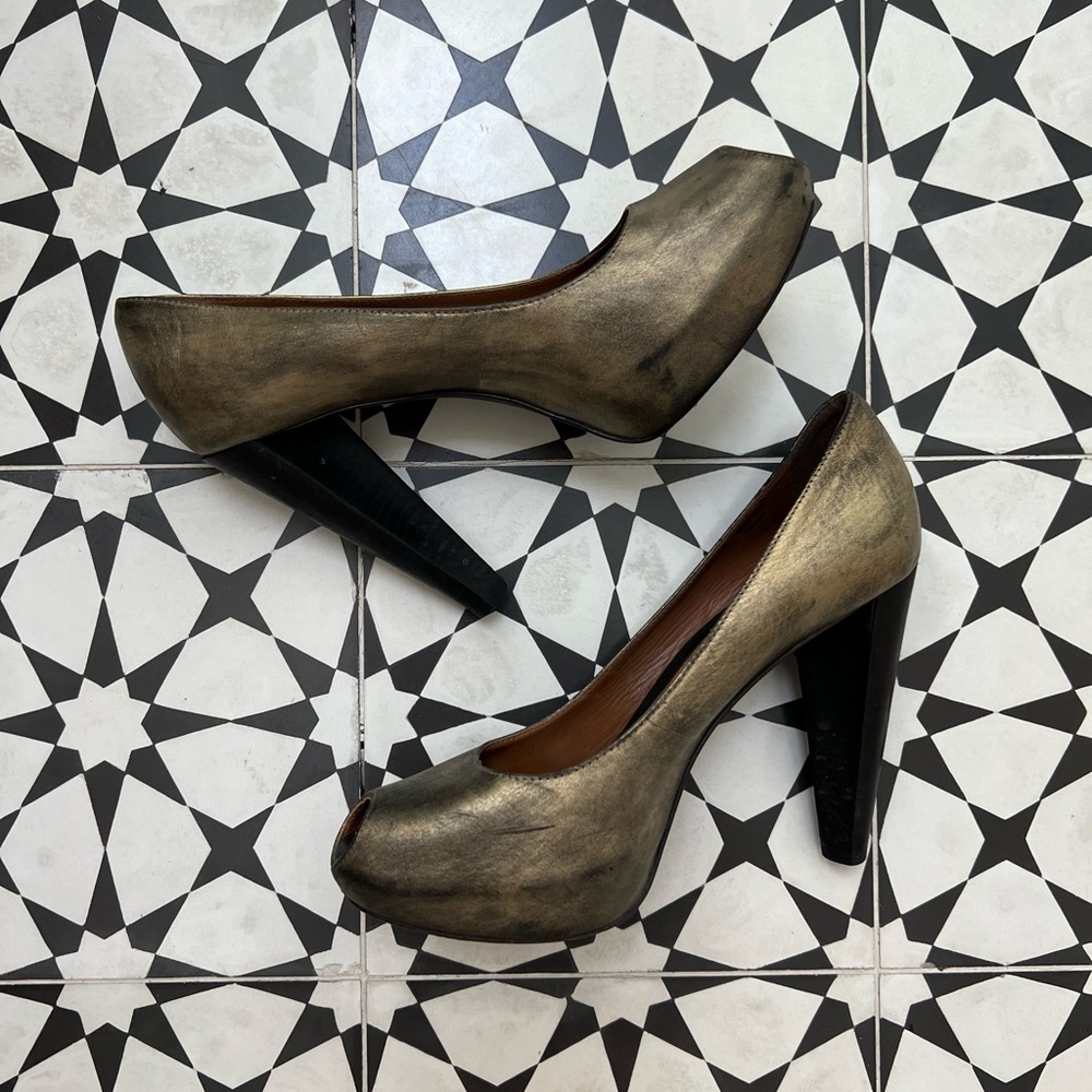 Vera Wang Lavender Label Gold and Black Platform Pump in Size US 7.5 (UK 38)